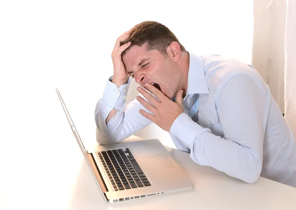 Stressad överarbetade affärsman sova över tangentbord — Stockfoto