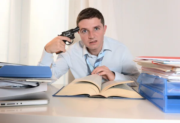 Overweldigd student aanwijsapparaat pistool tegen zijn hoofd — Stockfoto