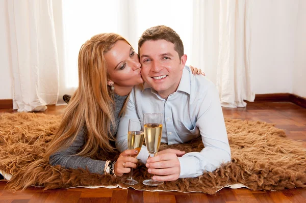 Glad romantiska par på matta — Stockfoto