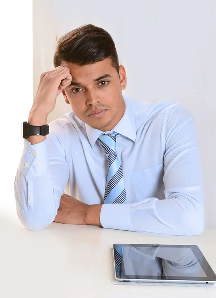 Молодой привлекательный бизнесмен с планшетом — стоковое фото