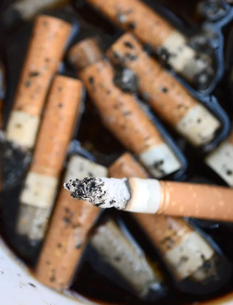 Cinzeiro Cheio de rabos queimados de cigarro — Fotografia de Stock