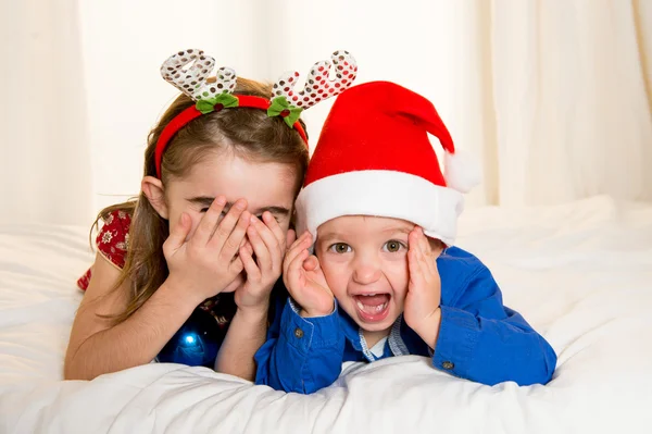 Mutlu sevimli küçük çocuk ve kız kardeşi Noel — Stok fotoğraf