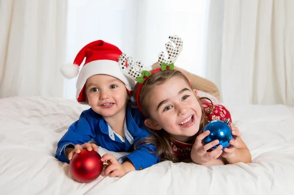 Feliz lindo niño y su hermana en Navidad —  Fotos de Stock