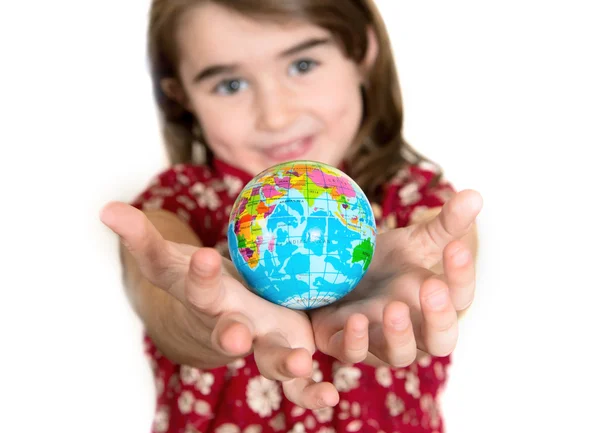 Linda chica sosteniendo el pequeño globo del mundo en sus manos —  Fotos de Stock