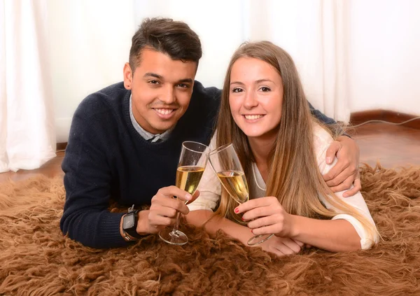 Feliz casal romântico no tapete — Fotografia de Stock