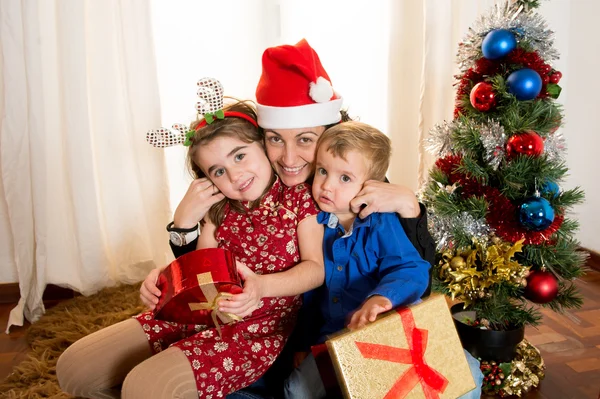幸福的年轻妈妈，儿子和女儿在圣诞节 — 图库照片
