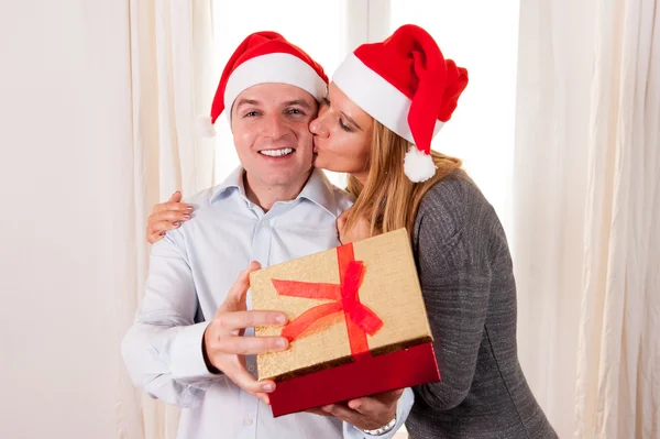 Mulher bonita romântico dando presente de Natal — Fotografia de Stock