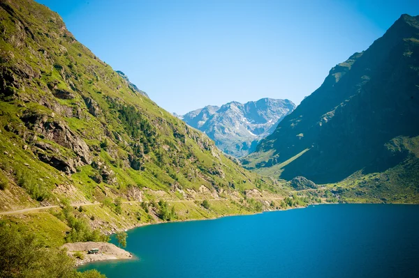Panoramautsikt över bergen och sjön i Pyrenéerna — Stockfoto