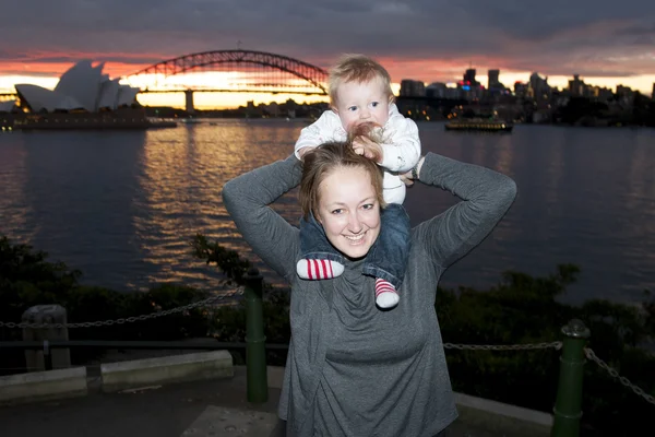 Ungt par på sydney med barnet på natten — Stockfoto