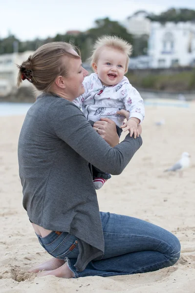 Junge Mutter hält ihr Baby im Arm — Stockfoto