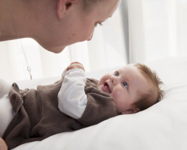 tatlı bebek kız ile oynayan genç anne