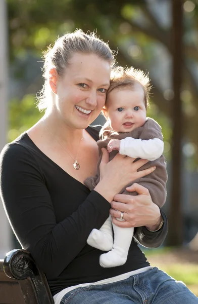 Ung mamma leker med söt flicka — Stockfoto