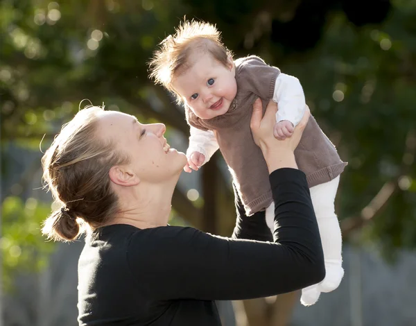 Junge Mutter spielt mit süßen Baby-Mädchen — Stockfoto