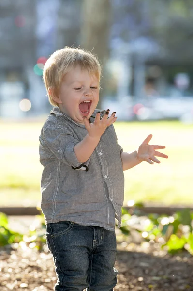 Parkta oynayan sarışın mutlu çocuk — Stok fotoğraf
