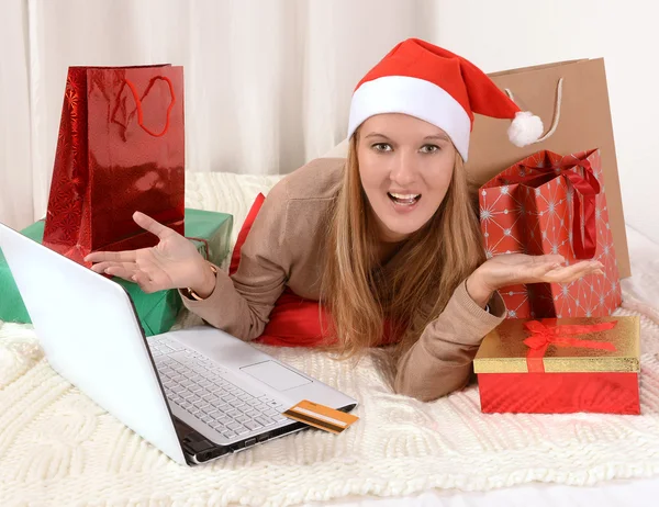 Genç güzel kadın Noel online alışveriş — Stok fotoğraf