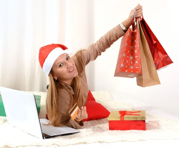 Genç güzel kadın Noel online alışveriş — Stok fotoğraf