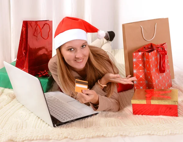 年轻漂亮的女人圣诞网上购物 — 图库照片