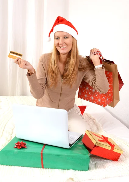 Jovem bela mulher online compras de Natal — Fotografia de Stock