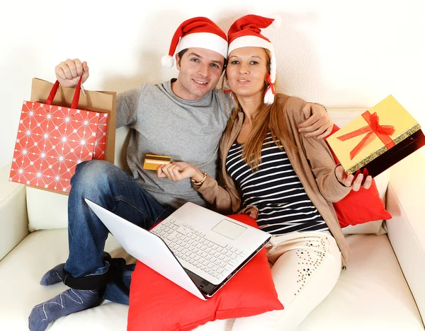 Ungt par med laptop online shopping julklappar — Stockfoto