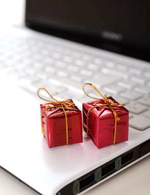 bilgisayar klavye üzerinde Noel hediyeleri