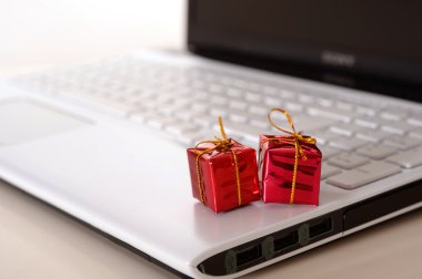 bilgisayar klavye üzerinde Noel hediyeleri