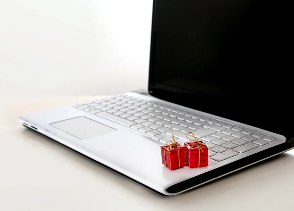 Regalos de Navidad en el teclado de la computadora —  Fotos de Stock