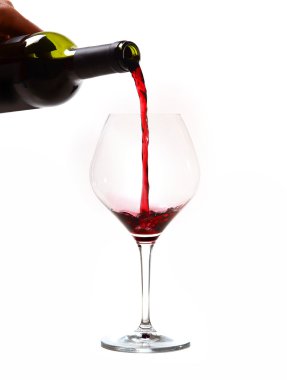 adam el şişe dolum bardak kırmızı şarap ile tutarak