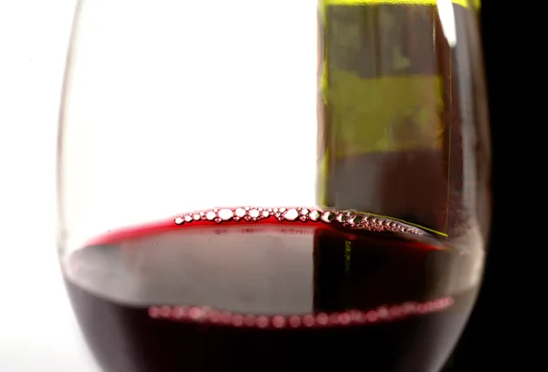 Primer plano vaso de rojo y botella — Foto de Stock
