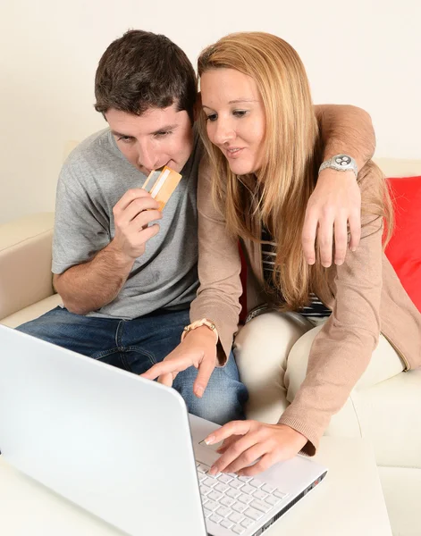 Casal jovem internet shopping — Fotografia de Stock