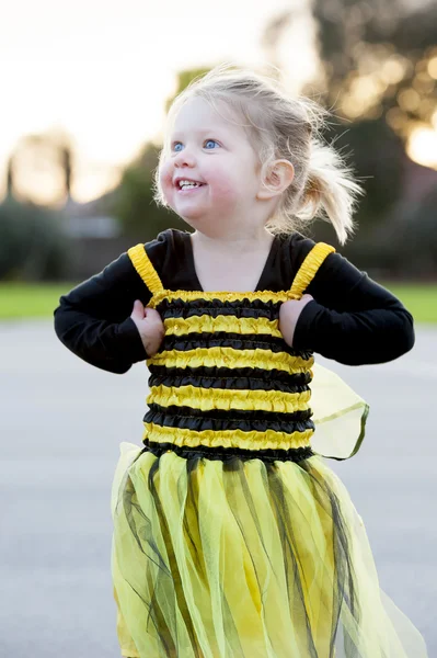 Blond dziewczynka w kostium pszczoły taniec na zewnątrz — Zdjęcie stockowe