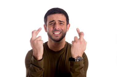 parmak çarpı işareti olan adam