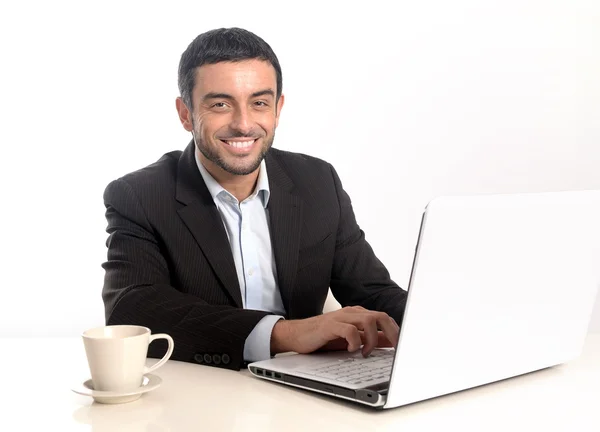 Счастливый бизнесмен, работающий с компьютером — стоковое фото