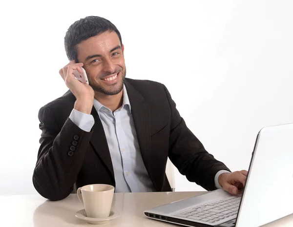 Gelukkig zakenman werken met computer en mobiele — Stockfoto