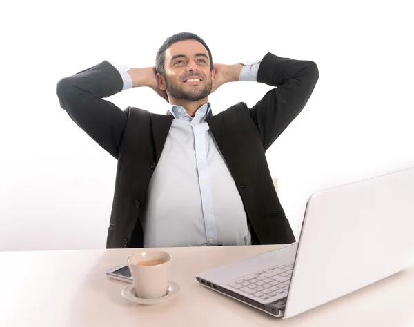 Empresário com computador relaxado e feliz — Fotografia de Stock