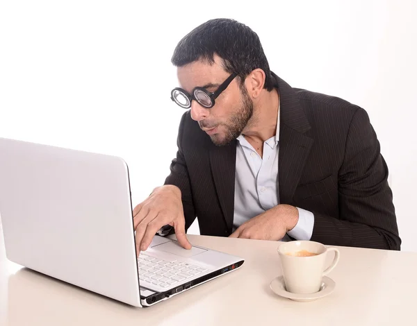 Nerd-Geschäftsmann mit lustiger Brille bei der Arbeit — Stockfoto