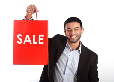 Kırmızı Satılık alışveriş çantası taşıyan adam