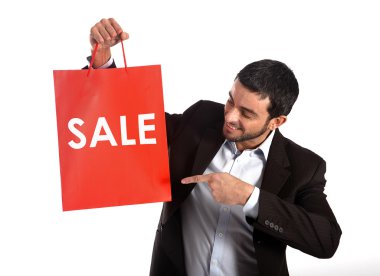 Kırmızı Satılık alışveriş çantası taşıyan adam