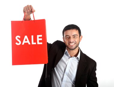 Kırmızı Satılık alışveriş çantası taşıyan adam