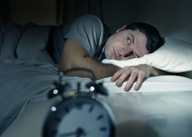 Uykusuzluk ve uyku bozukluğu muzdarip adam yatakta gözleri açıldı