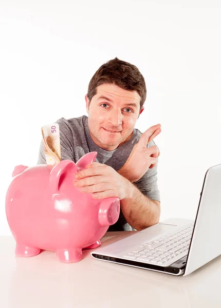 Man met piggy bank en laptop denken over online opslaan — Stockfoto