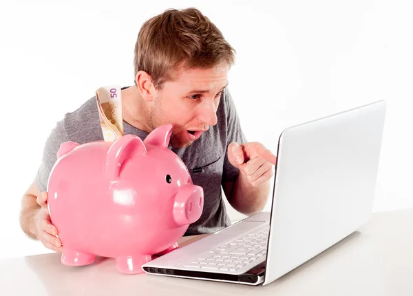 Man met piggy bank en laptop denken over online opslaan — Stockfoto