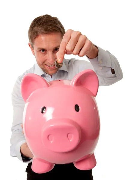 Banco piggy rosa com o homem que insere moedas nele . — Fotografia de Stock