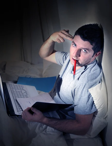 Homme accablé travaillant avec ordinateur tard dans la nuit — Photo