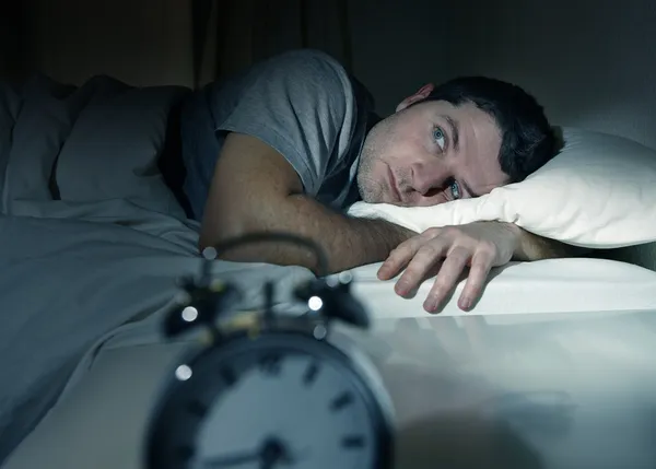 Homme Au Lit Avec Les Yeux Ouverts Souffrant D'Insomnie Et De Troubles Du Sommeil — Photo