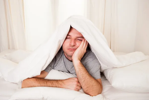 Homem na cama com os olhos abertos sofrendo insônia e distúrbio do sono — Fotografia de Stock