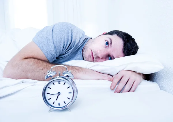 Pria di tempat tidur dengan mata membuka penderitaan insomnia dan gangguan tidur — Stok Foto
