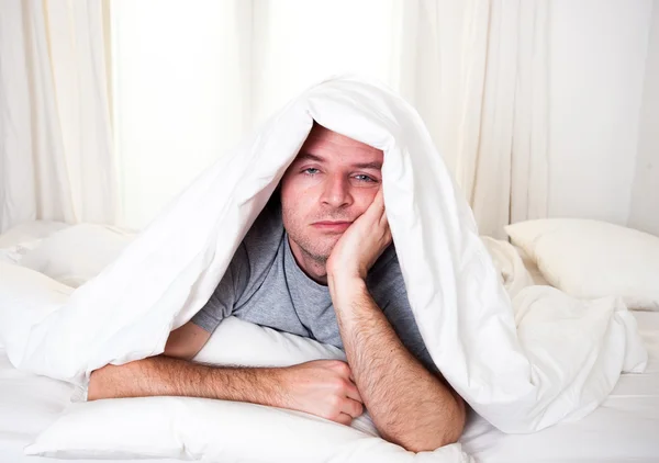 Pria di tempat tidur dengan mata membuka penderitaan insomnia dan gangguan tidur — Stok Foto