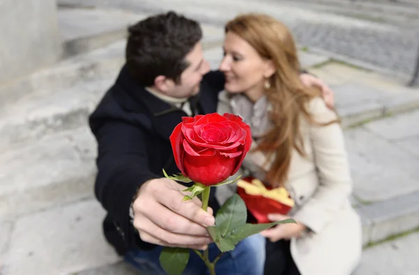 Pareja romántica enamorada celebrando aniversario —  Fotos de Stock