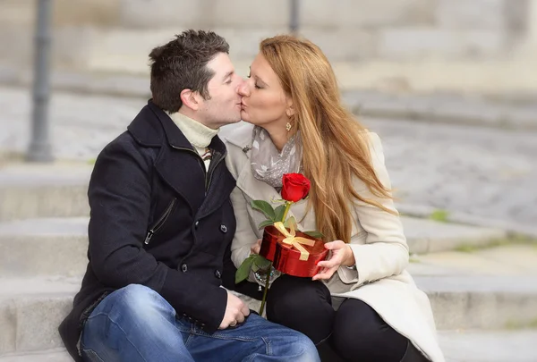 Pareja romántica enamorada celebrando aniversario —  Fotos de Stock