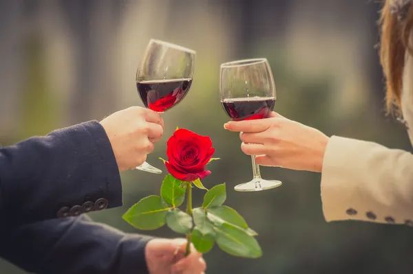 Κοντινό πλάνο ενός ζευγαριού πίνοντας κρασί την ημέρα του Αγίου Βαλεντίνου — Φωτογραφία Αρχείου